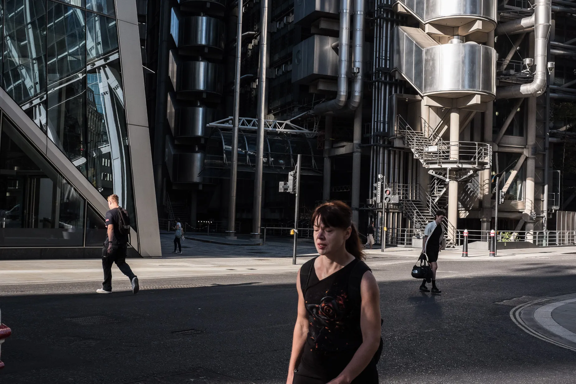 Lloyds building early morning commuter making their way into work